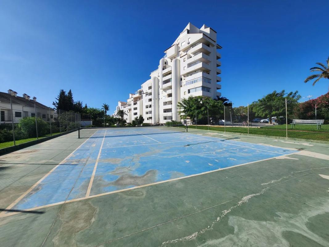 Venta de piso en Urbanizacion Playa de Guadalobon, Estepona
 photo 2