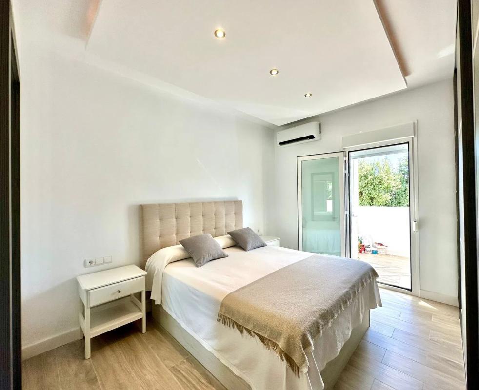 Venta de piso en Urbanizacion Playa de Guadalobon, Estepona
 photo 5