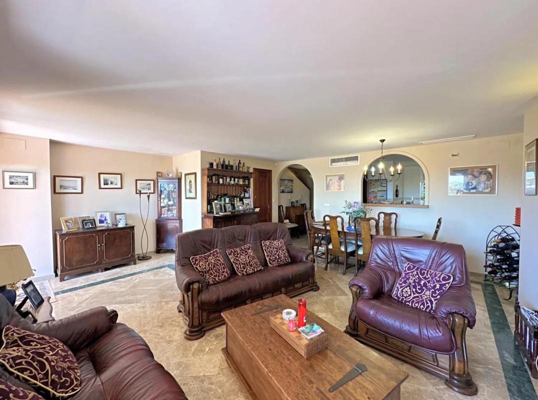 Sale of independent chalet in Calle Valderrama Golf, Estepona
photo 4