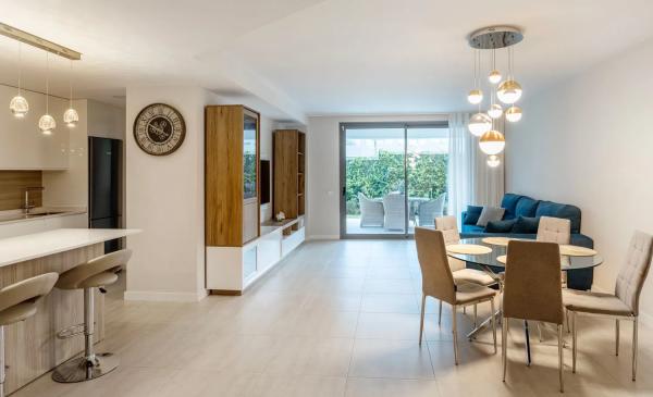 Piso en venta en Calle los Avellanos, 14, Estepona thumbnail 1