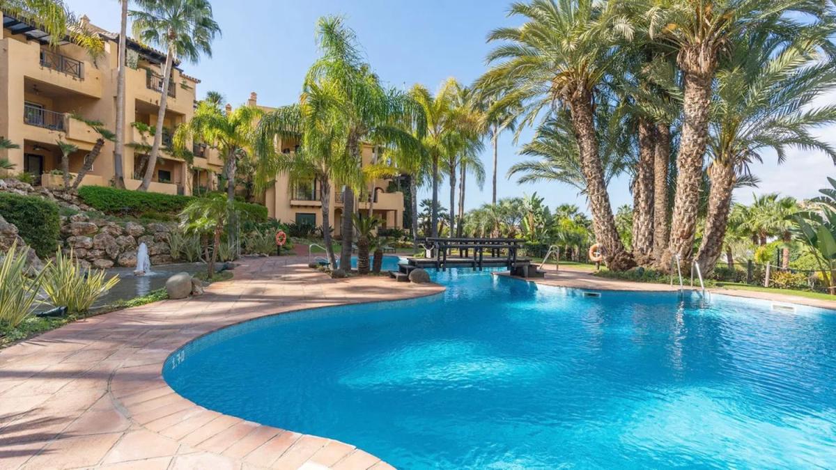 Venta de piso en Urbanización Dos Hermanas II, Estepona
photo 2