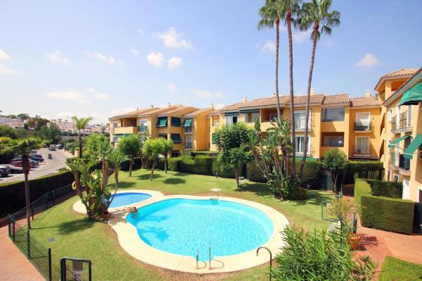 Piso en venta en  Avenida de los Andaluces, 1, Estepona photo 1