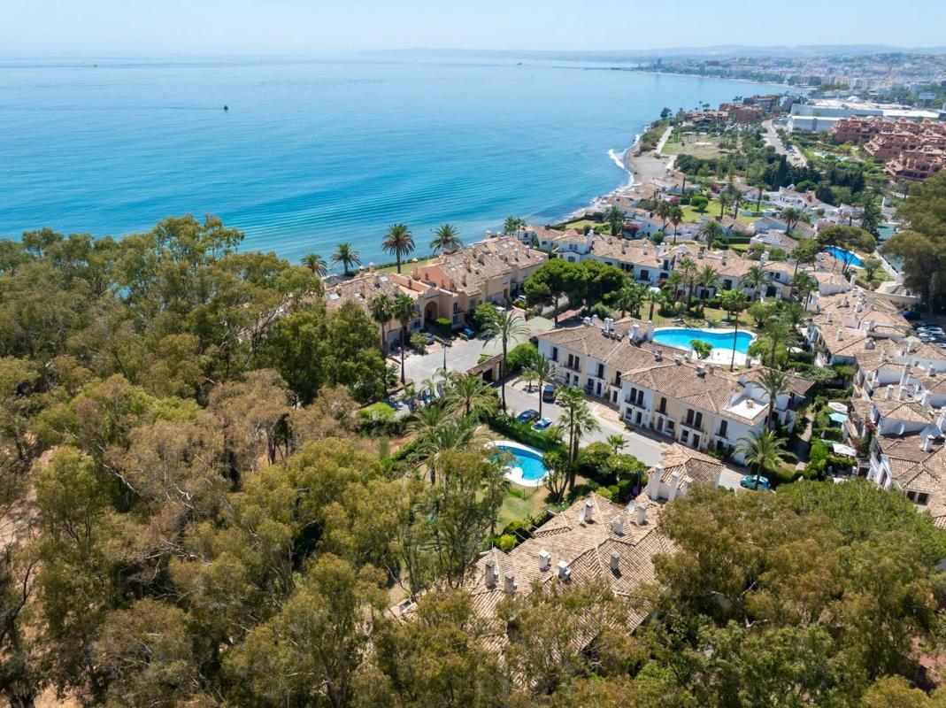 Sale of independent chalet in Urbanizacion Laguna Beach, 1, Estepona
photo 1