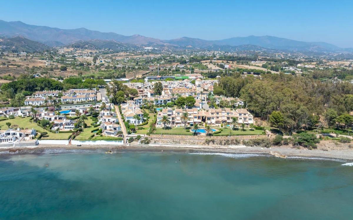Sale of independent chalet in Urbanizacion Laguna Beach, 1, Estepona
photo 2