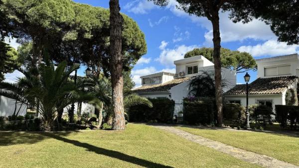 Chalet independiente en venta en Urbanizacion Benamara, Estepona photo 1