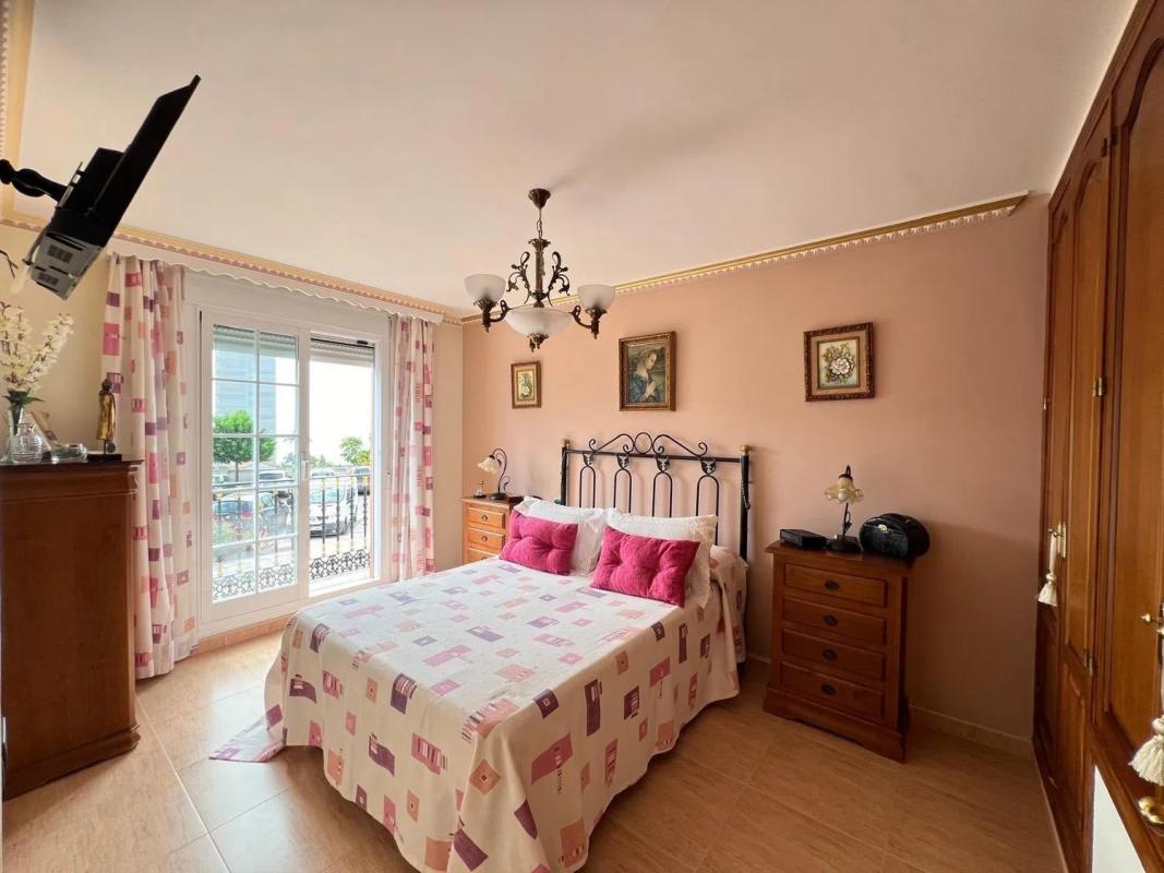Продажа отдельного шале в Barrio Puerto de Estepona, Эстепона photo 2