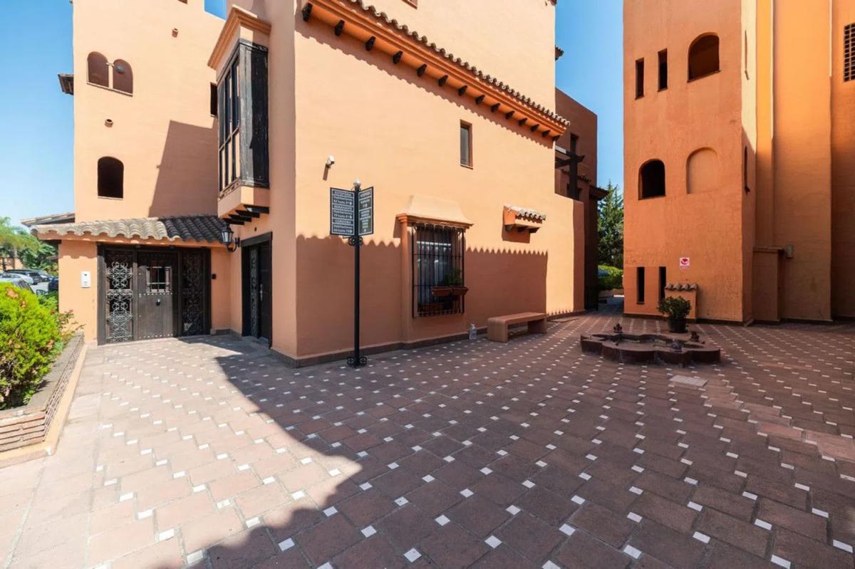 Sale of apartment in Calle de la Rosa, Estepona
photo 1