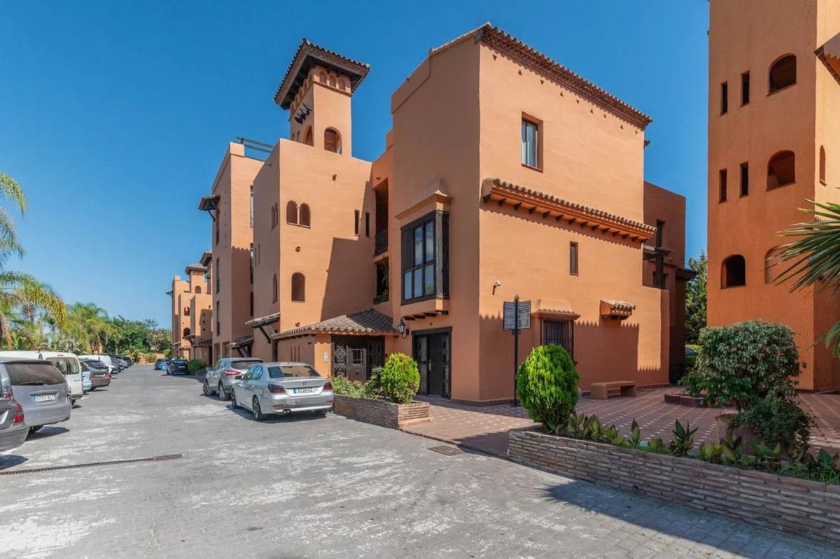 Sale of apartment in Calle de la Rosa, Estepona
photo 2