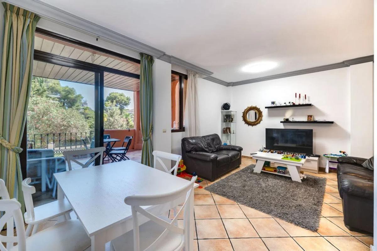 Sale of apartment in Calle de la Rosa, Estepona
photo 3