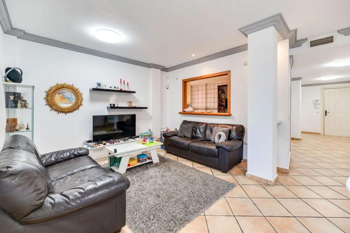 Sale of apartment in Calle de la Rosa, Estepona
photo 4