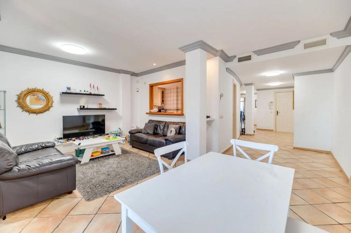 Sale of apartment in Calle de la Rosa, Estepona
photo 5