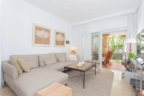 Piso en venta en  Calle Trajano, Estepona photo 2