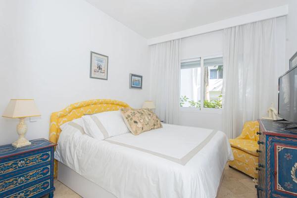 Piso en venta en  Calle Trajano, Estepona photo 3
