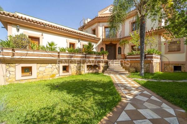 Detached villa for sale in  Barrio El Velerín, Estepona photo 1