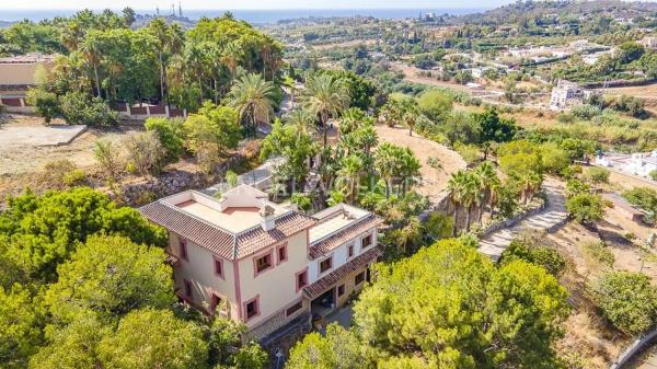Detached villa for sale in  Barrio El Velerín, Estepona photo 2