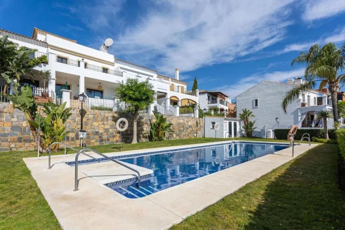 Sprzedaż niezależnego domku jednorodzinnego w Barrio Paraiso-Barronal, Estepona photo 1