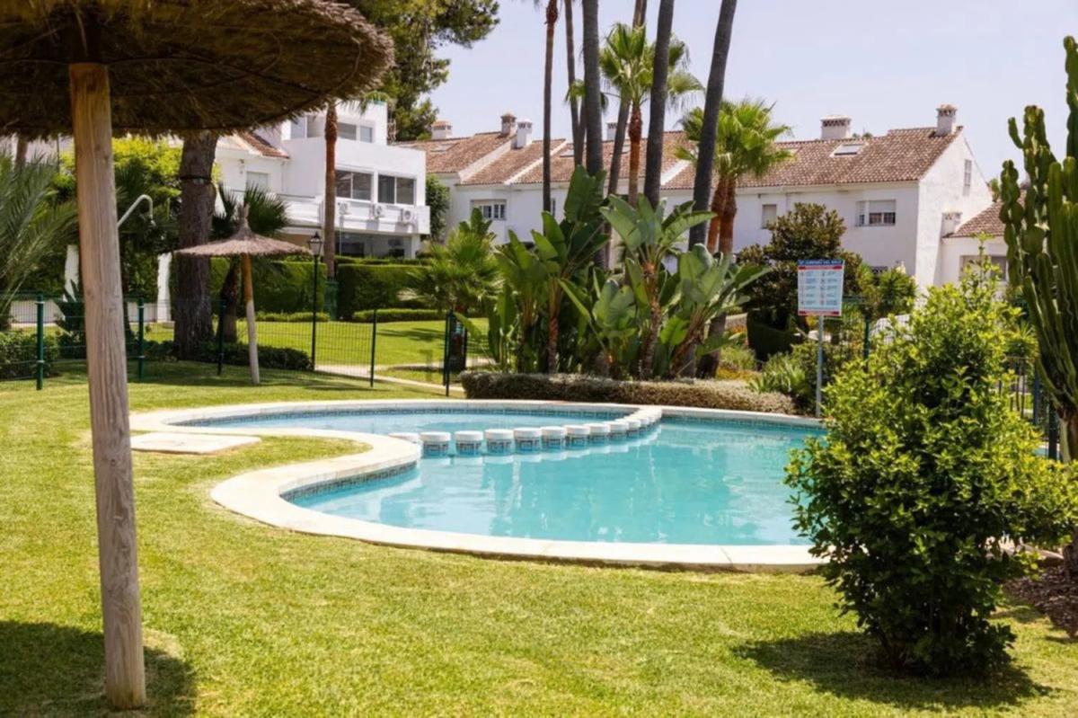Venta de chalet independiente en Barrio Nueva Atalaya, Estepona
photo 1