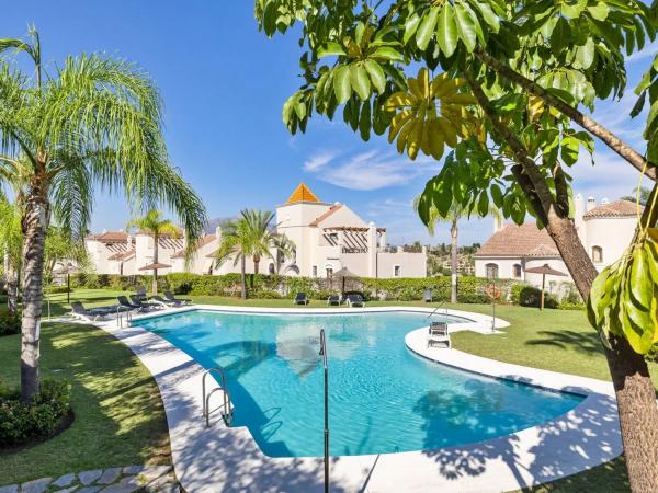Detached villa for sale in  Barrio Paraiso-Barronal, Estepona photo 1