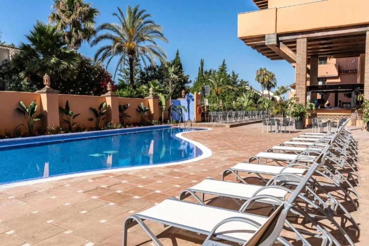 Sale of apartment in Calle de la Rosa, Estepona
photo 3