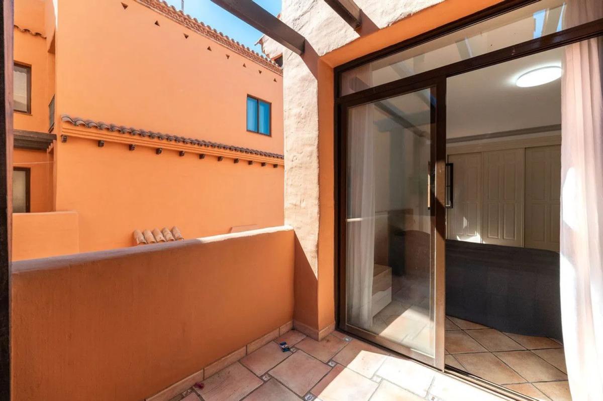 Sale of apartment in Calle de la Rosa, Estepona
photo 4