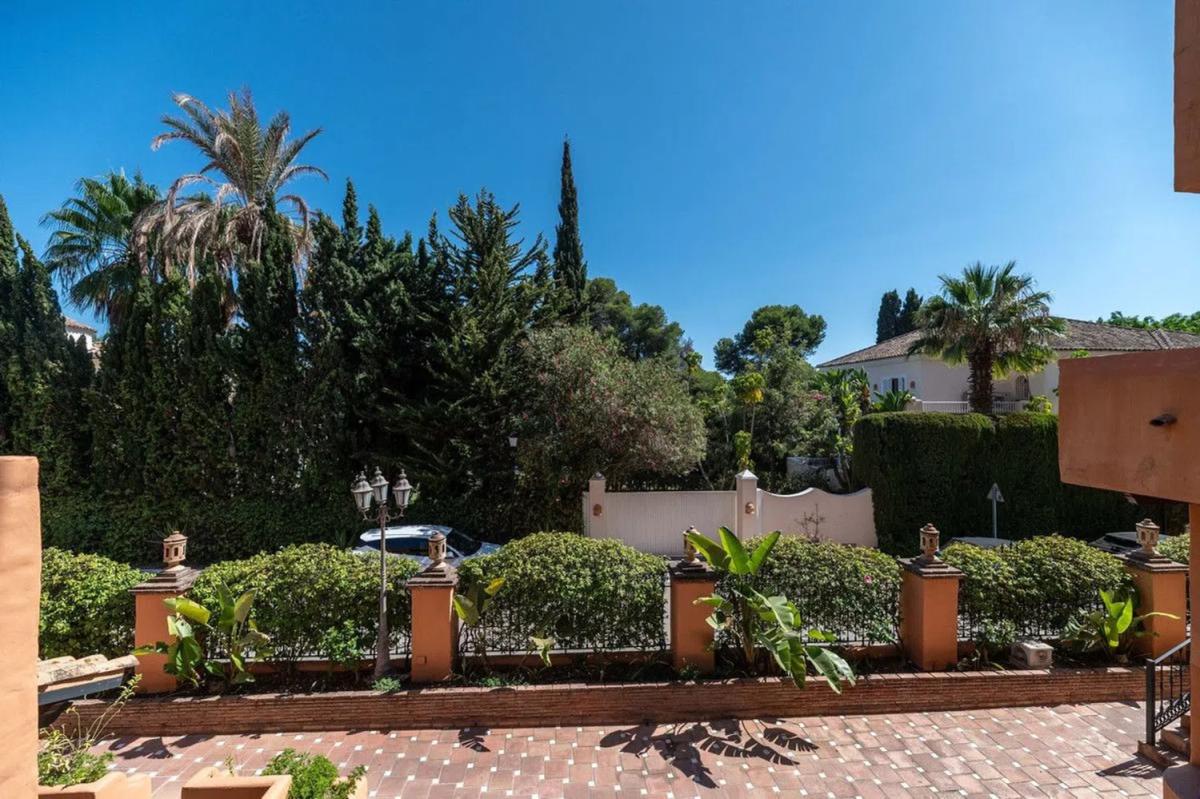 Sale of apartment in Calle de la Rosa, Estepona
photo 5