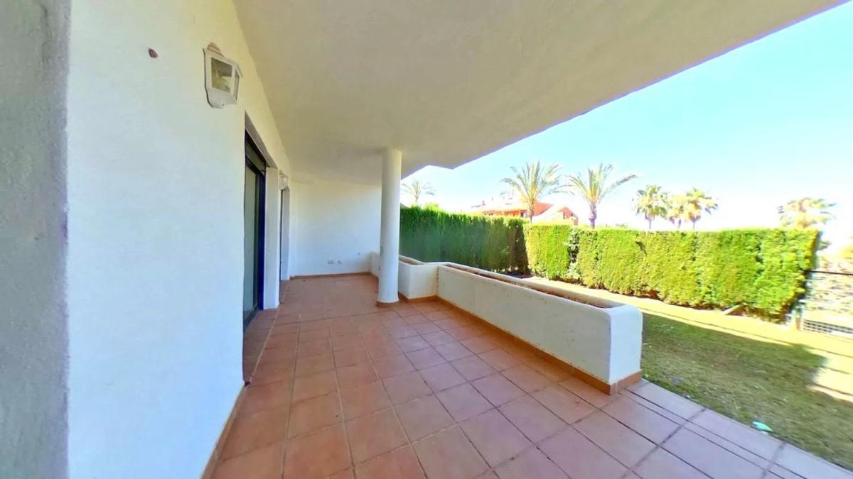 Sale of apartment in Calle del Estanque, Estepona
photo 1