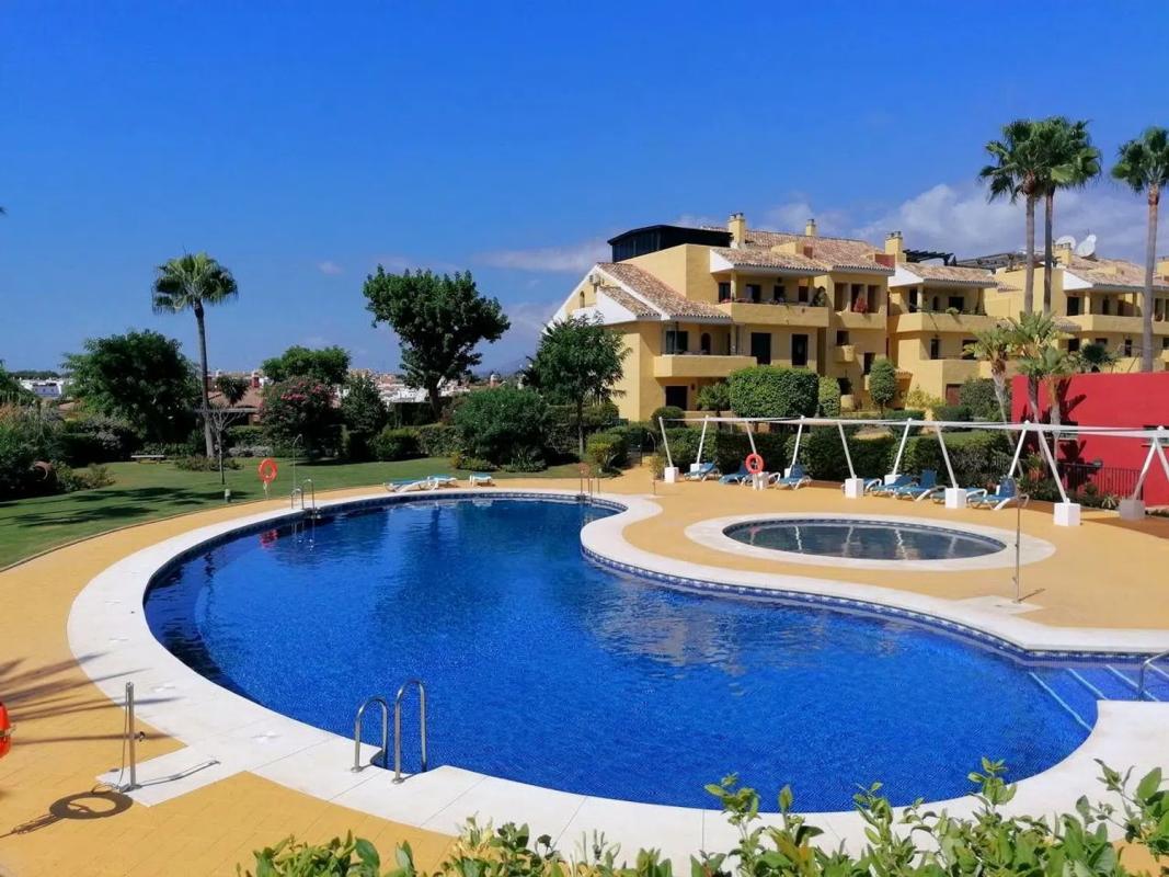 Sale of apartment in Calle del Estanque, Estepona
photo 2