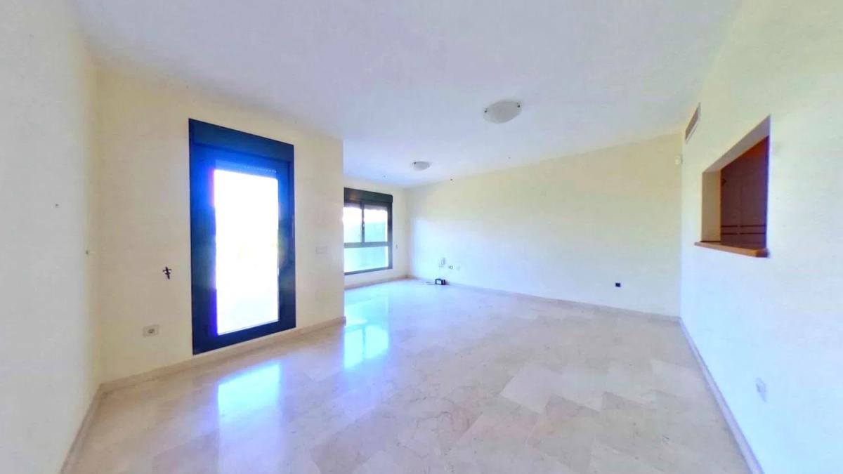 Sale of apartment in Calle del Estanque, Estepona
photo 5