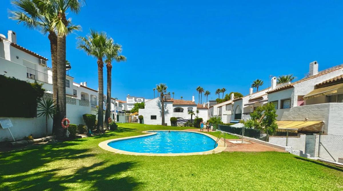 Sprzedaż niezależnego domku jednorodzinnego w Calle del Tenis, 34, Estepona photo 1