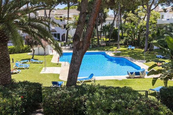Apartment for sale in  Barrio Atalaya-Isdabe, Estepona photo 1