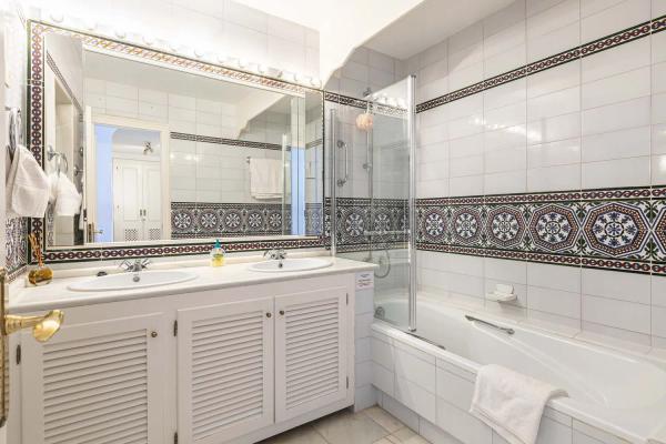 Apartment for sale in  Barrio Atalaya-Isdabe, Estepona photo 4