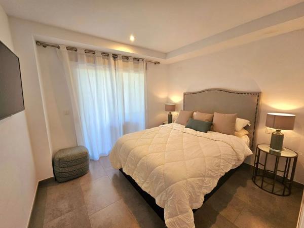 Apartment for sale in  Calle Pico Alcazaba, 6, Estepona photo 3