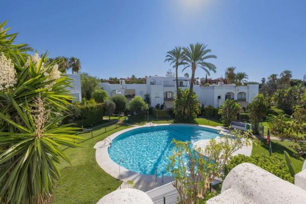 Detached villa for sale in  El Palomar de Castiglione, Estepona photo 1