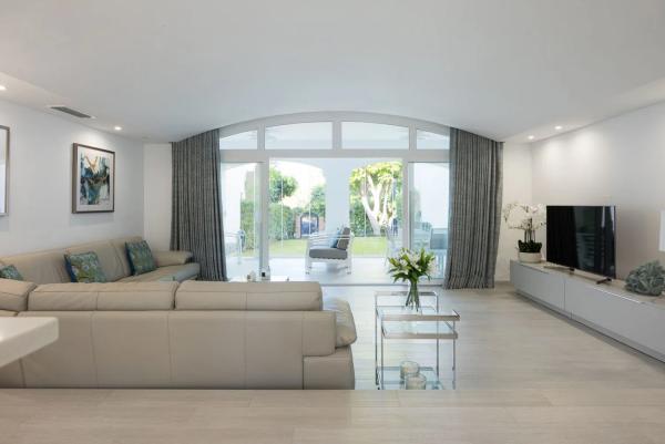 Detached villa for sale in  El Palomar de Castiglione, Estepona photo 2