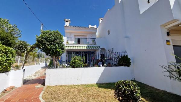 Коттедж на продажу в  Avenida Urbanizacion Playa de Guadalobon, Эстепона photo 2