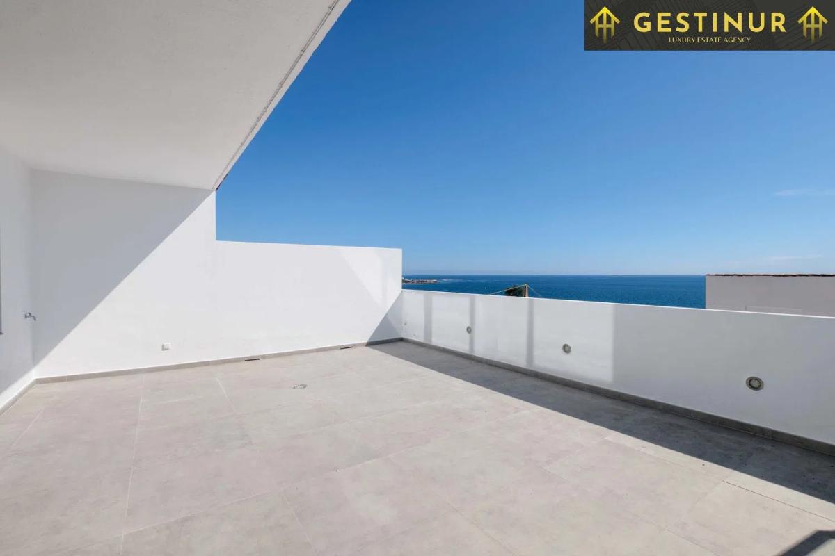 Venta de duplex en Urbanizacion Playa de Guadalobon, Estepona photo 2