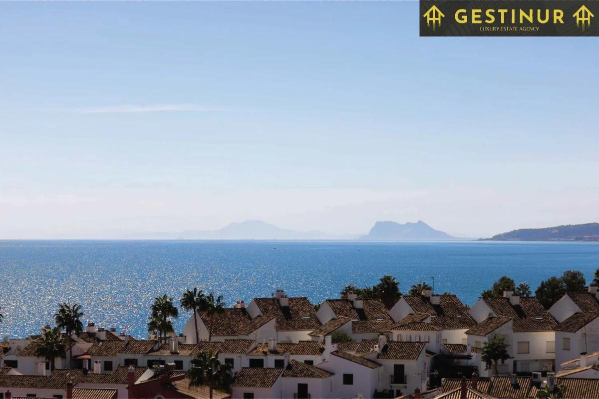 Venta de duplex en Urbanizacion Playa de Guadalobon, Estepona photo 3