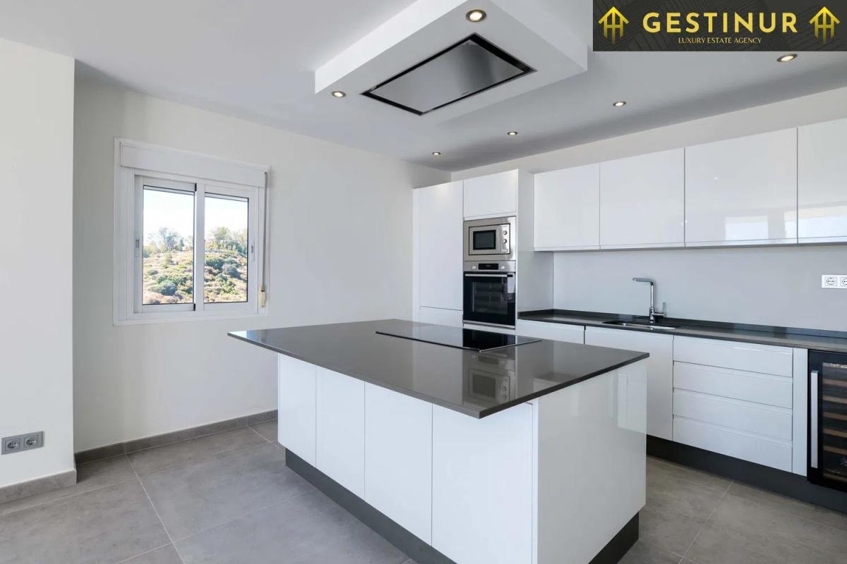 Venta de duplex en Urbanizacion Playa de Guadalobon, Estepona photo 4
