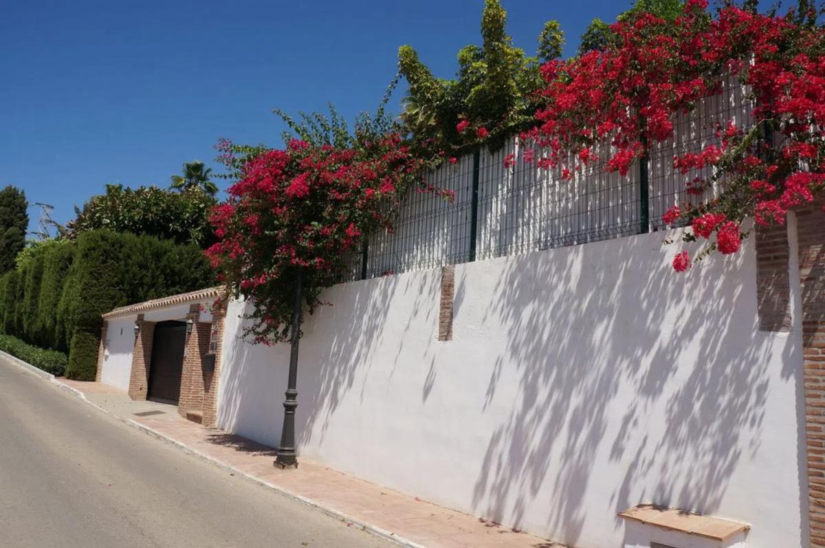 Sprzedaż niezależnego domku jednorodzinnego w  Calle Hortensia, Estepona photo 2
