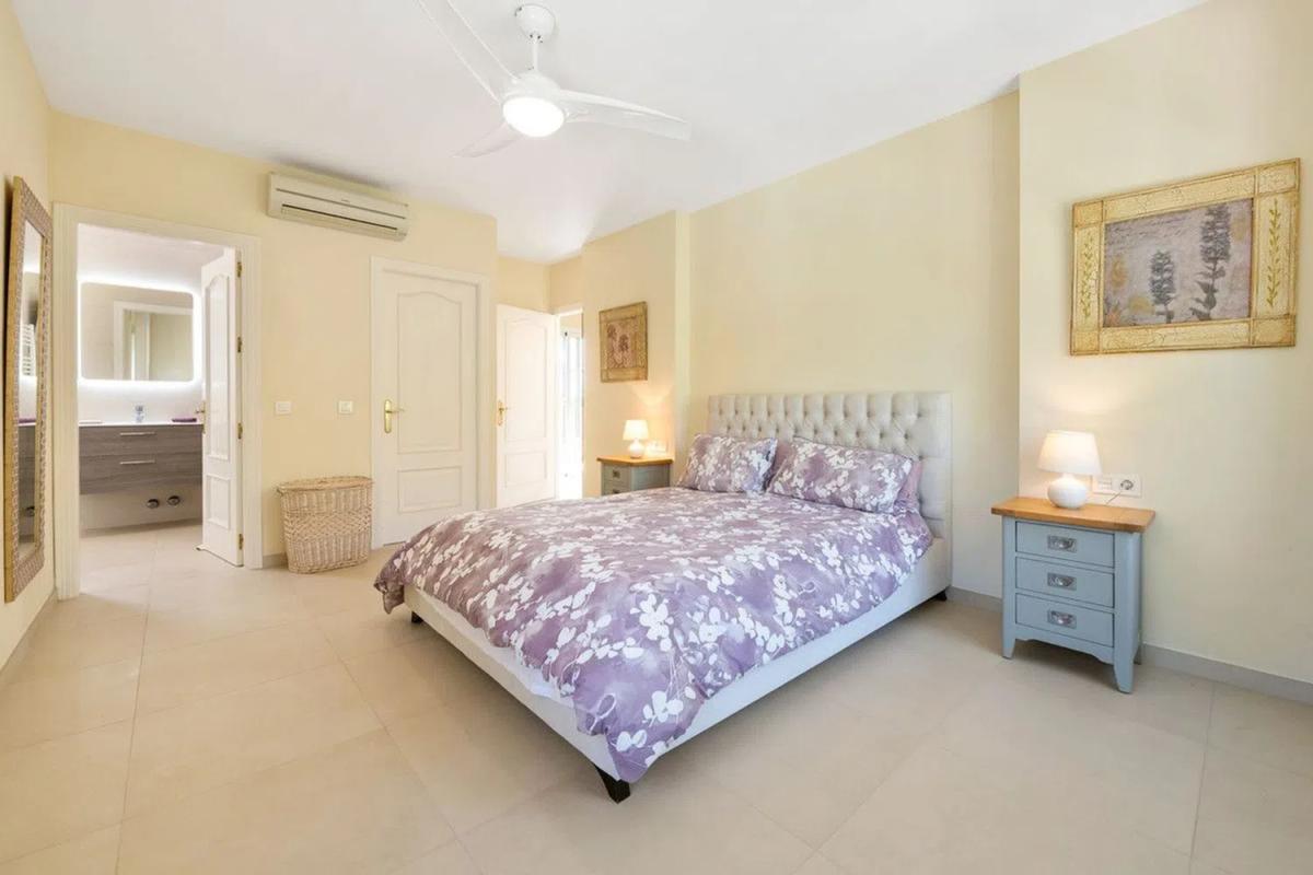 Sprzedaż niezależnego domku jednorodzinnego w  Calle Hortensia, Estepona photo 3