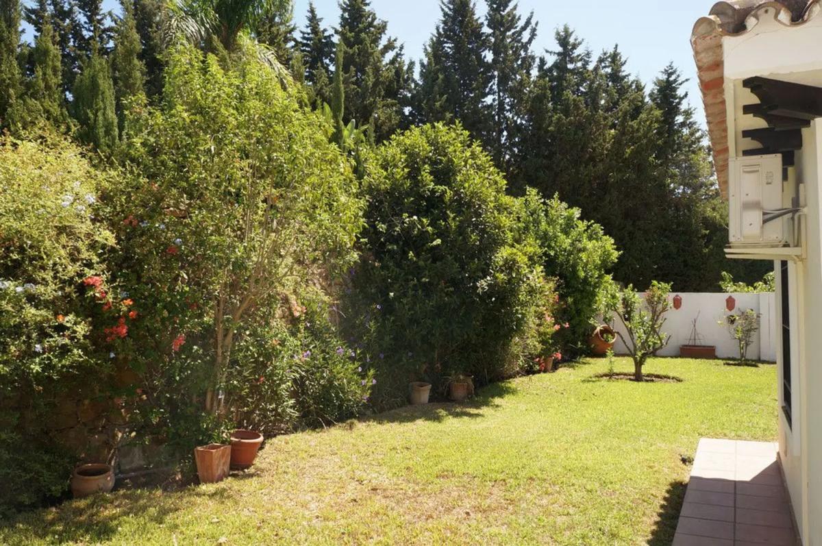Sprzedaż niezależnego domku jednorodzinnego w  Calle Hortensia, Estepona photo 4