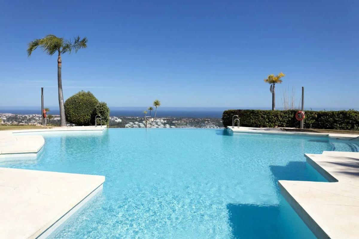 Sale of apartment in Barrio Paraiso-Barronal, Estepona
photo 2