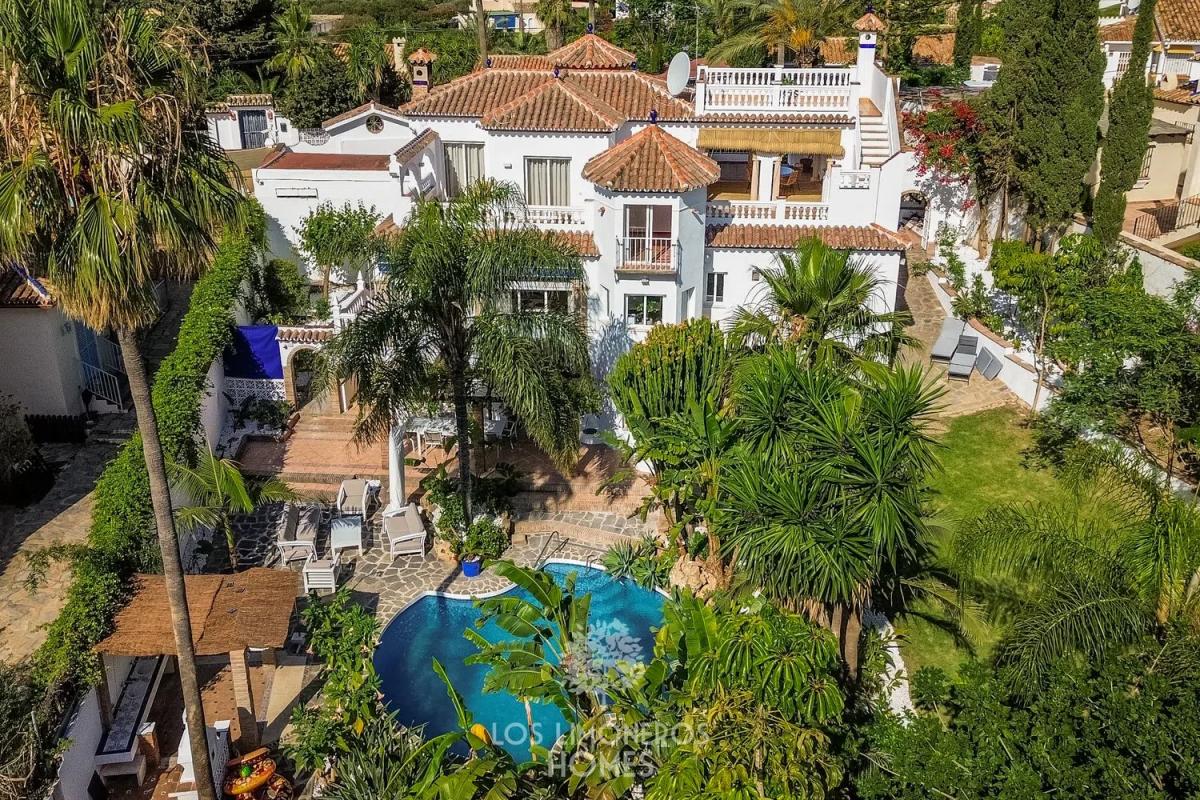 Sprzedaż niezależnego domku jednorodzinnego w Avenida de las Adelfas, Estepona photo 1