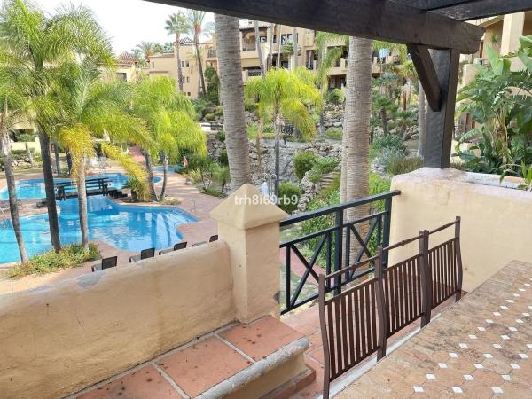 Piso en venta en  Urbanización El Campanario, 3, Estepona photo 1
