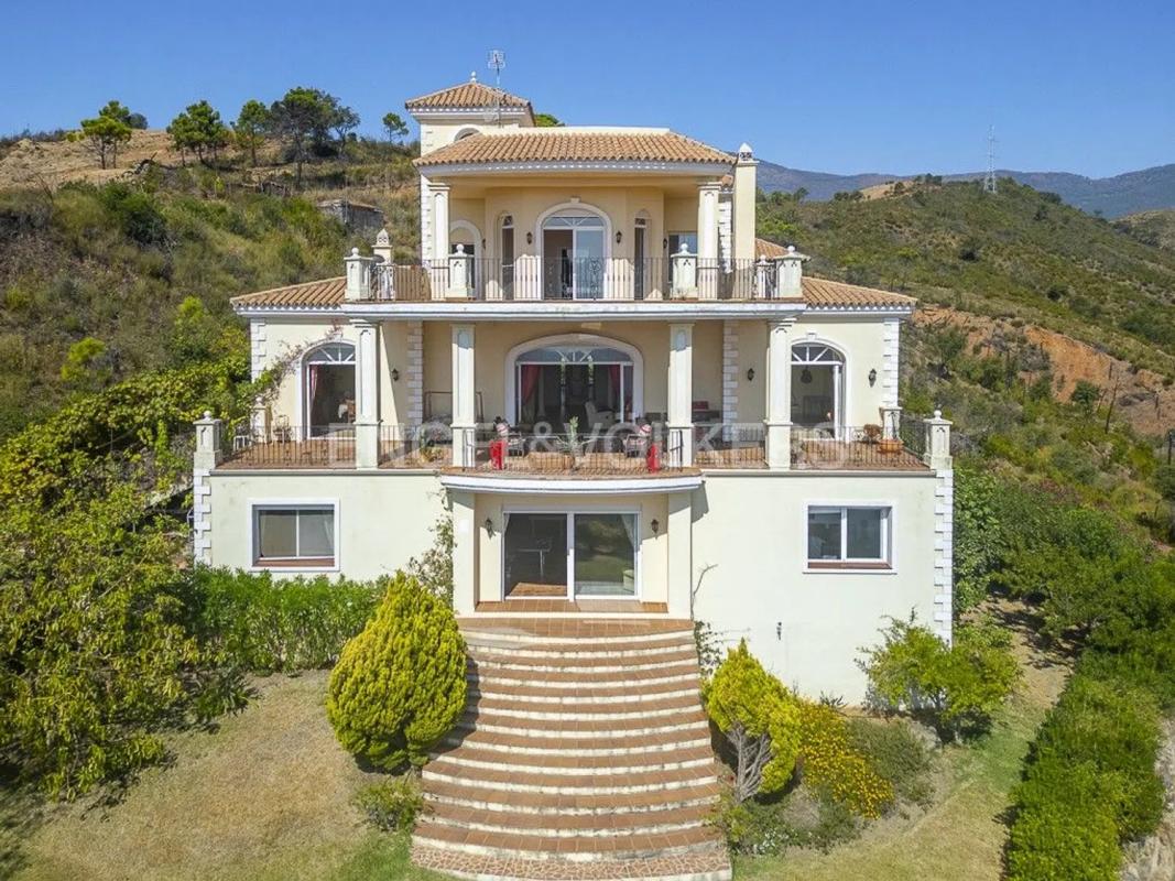 Продажа отдельного шале в Altos de Estepona, Эстепона photo 1
