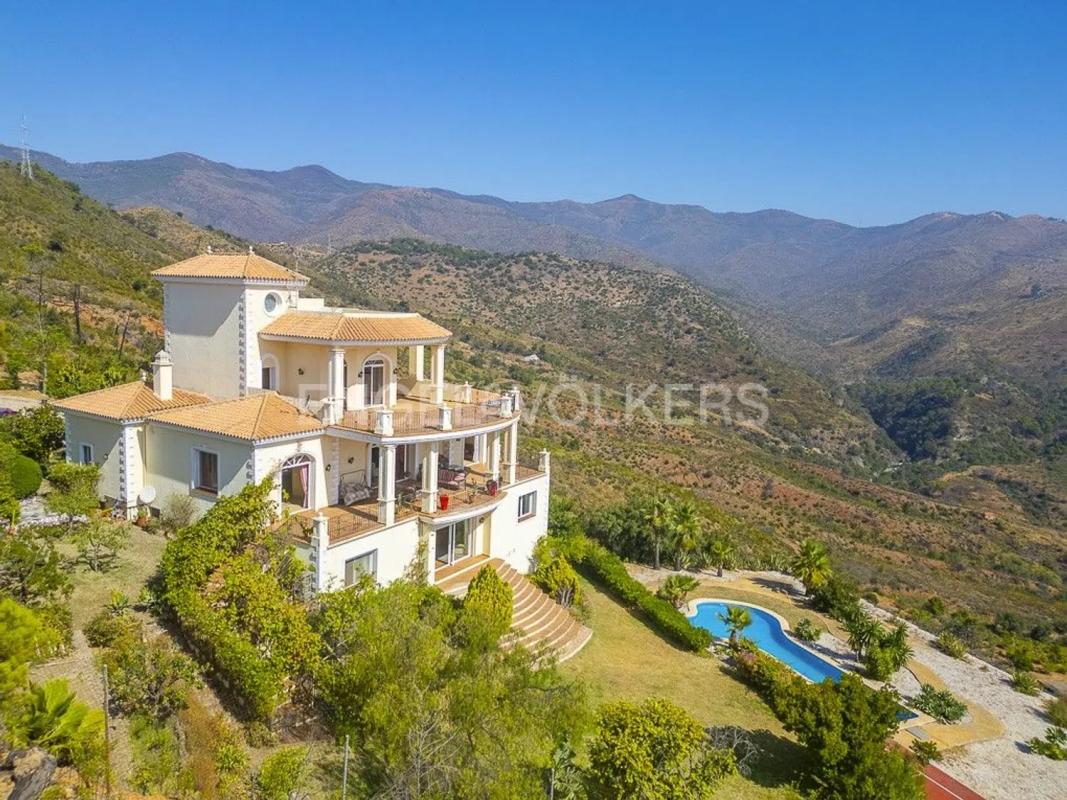 Продажа отдельного шале в Altos de Estepona, Эстепона photo 2
