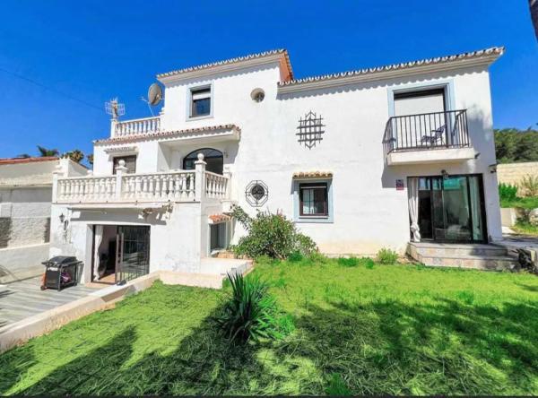 Wolnostojąca willa na sprzedaż w  Calle del Reposo, Estepona photo 1