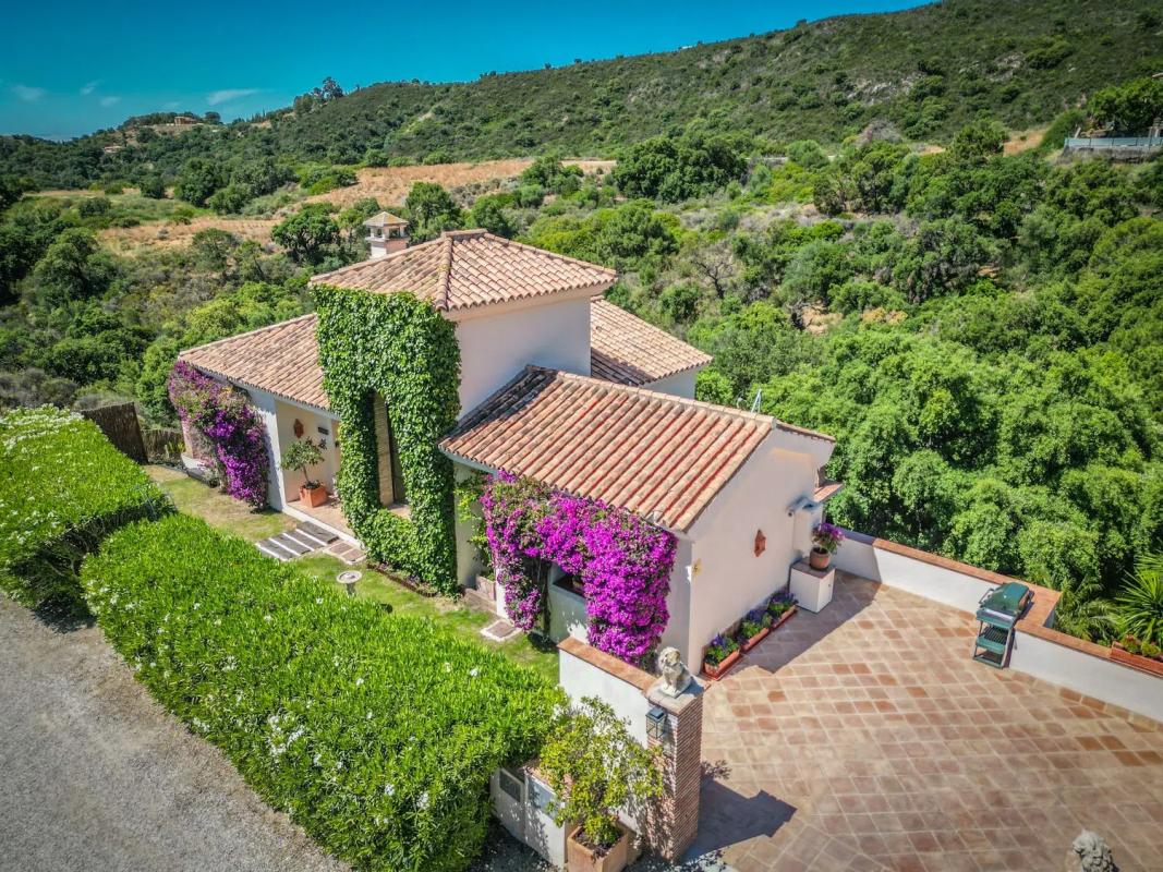 Sale of independent chalet in Avenida DE LAS NACIONES, Estepona
photo 2