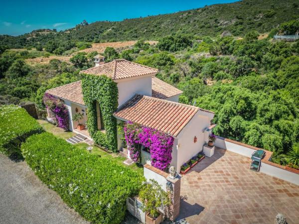Chalet independiente en venta en  Avenida DE LAS NACIONES, Estepona photo 2
