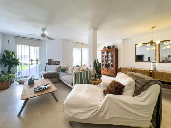 Коттедж на продажу в  Barrio Puerto de Estepona, Эстепона photo 1